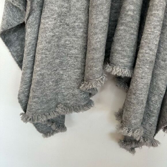Beryll Cashmere Serape | Light Gray Oversized Blanket Scarf With Stretch - Picture 6 of 12